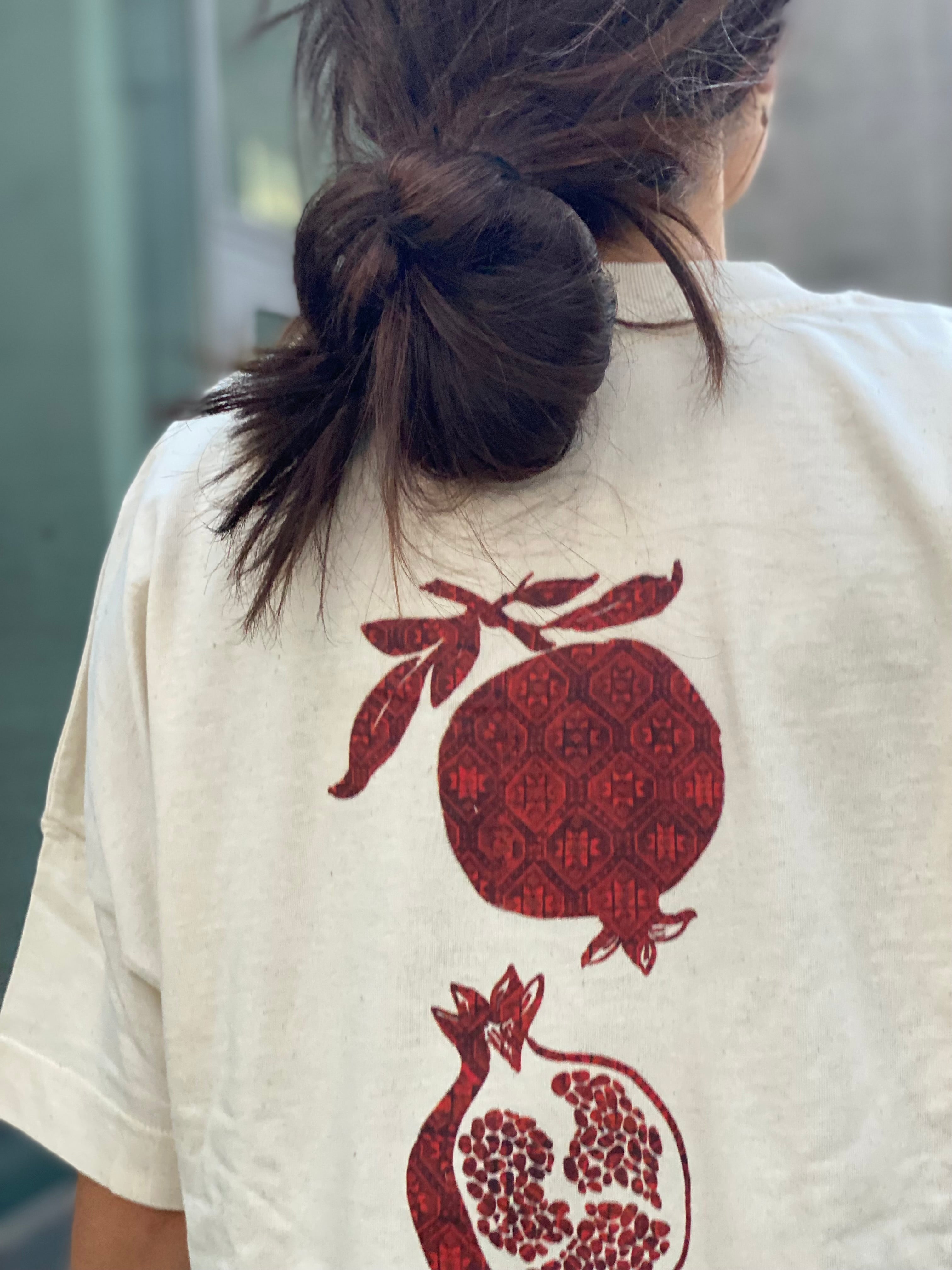 Frau mit Granatapfel T-Shirt. 