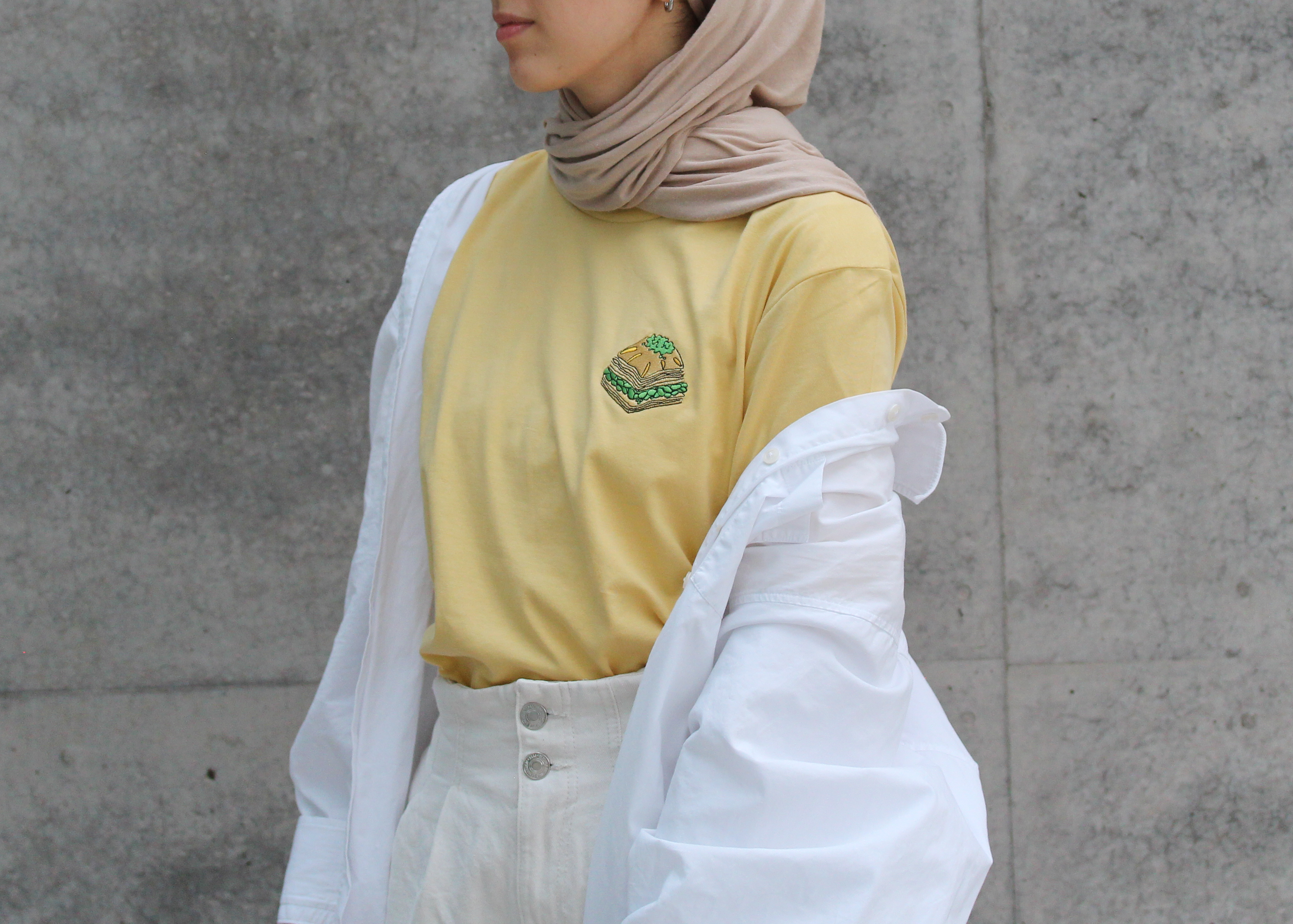Nachhaltiges Baklava T-Shirt aus Bio-Baumwolle  in gelb. Auf der linken Brust ist ein Stück Baklava gestickt. 
